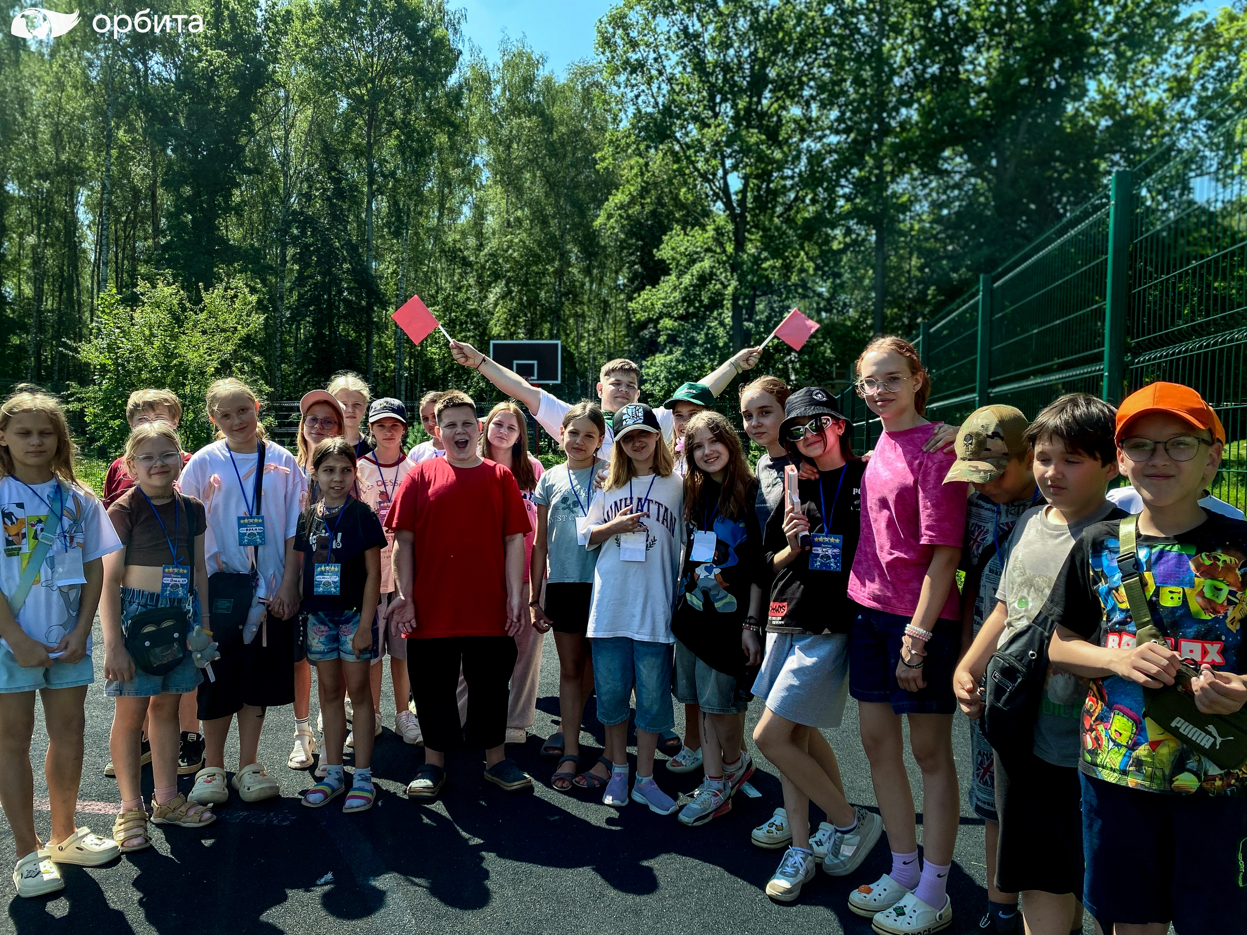 Дети на территории лагеря Орбита