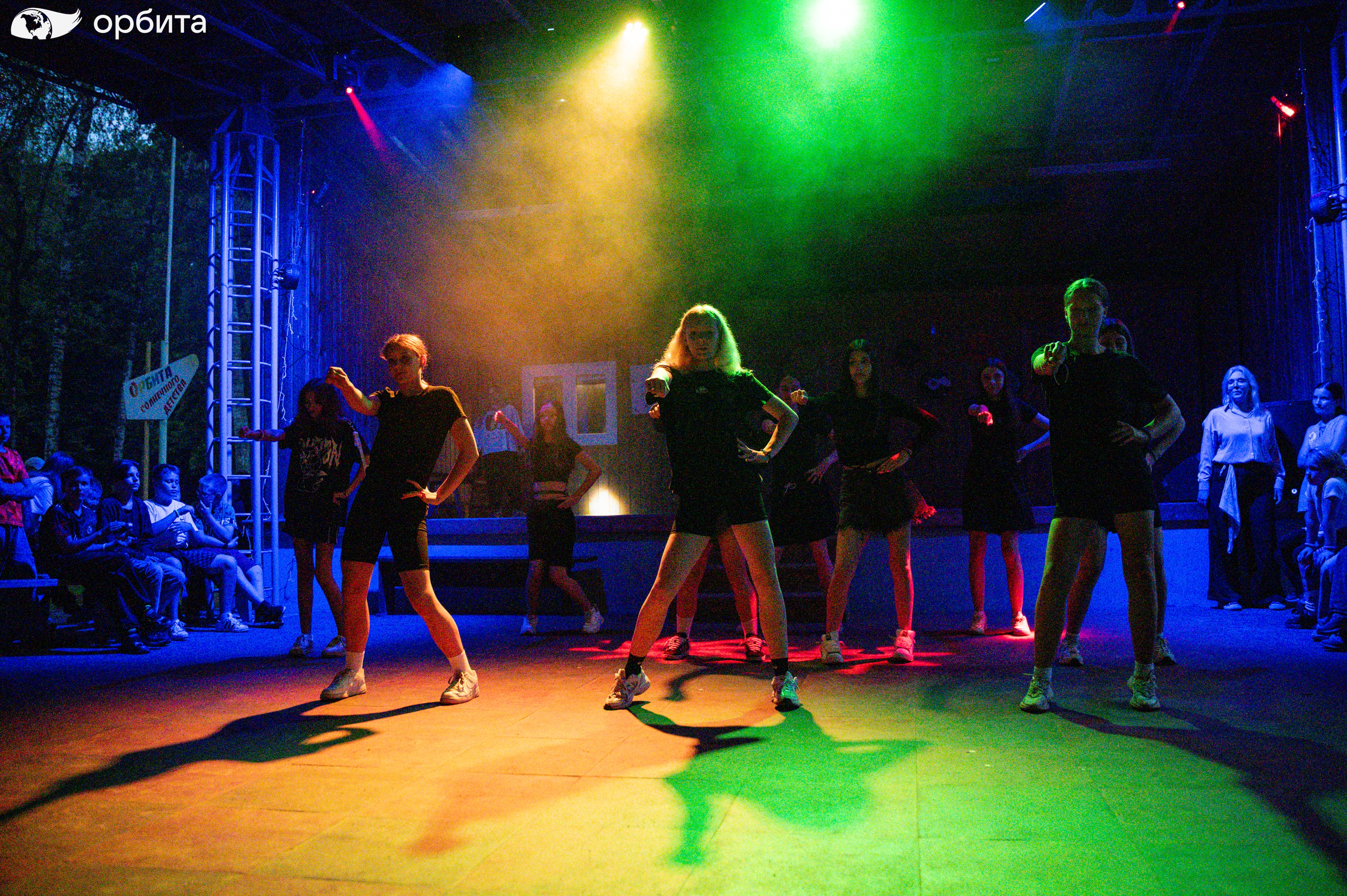 Дружная атмосфера детского лагеря